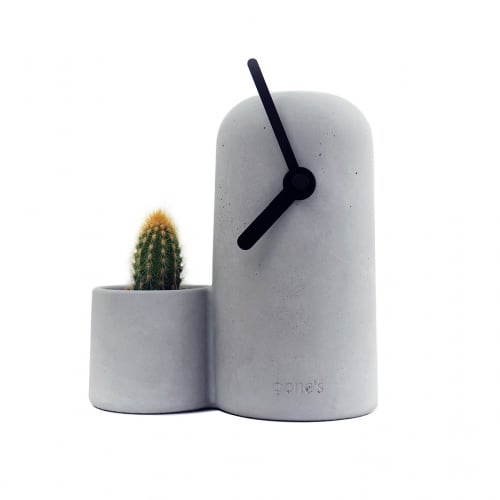Horloge à poser design en béton aiguilles noires made in France