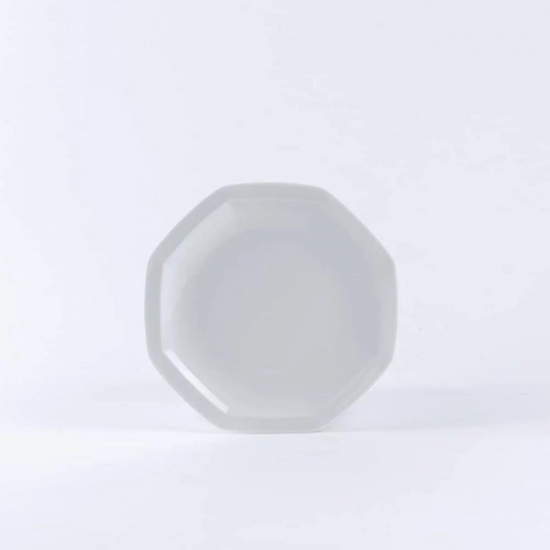L'assiette à dessert en porcelaine blanche