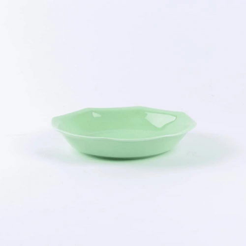 L'assiette creuse en porcelaine verte