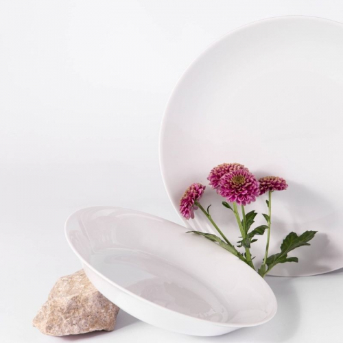 Les assiettes creuses rondes en porcelaine de Limoges blanche avec des fleurs