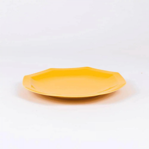 L'assiette en porcelaine jaune solaire française